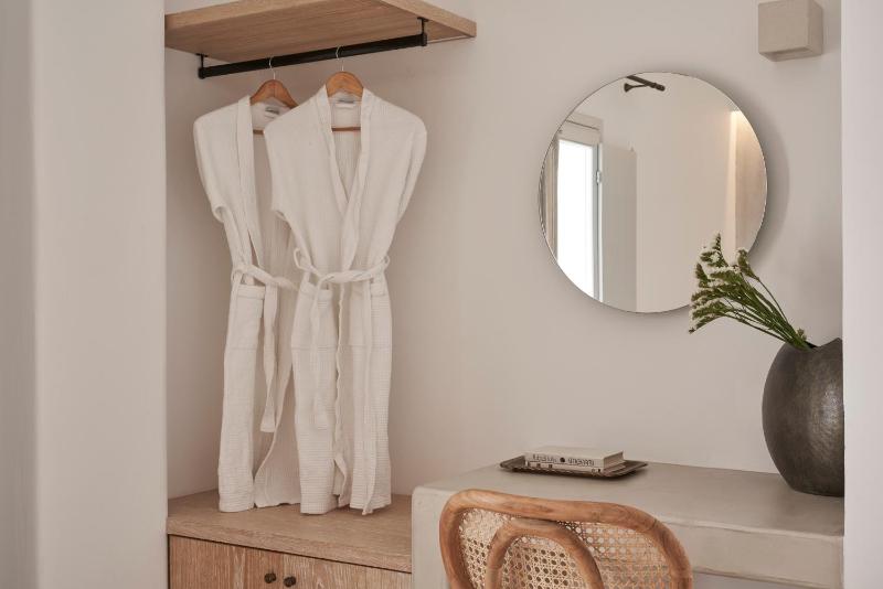 Deluxe One Bedroom Suite with View and Jetted Tub image 4