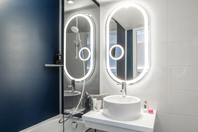 Standard Room with Two Double Beds image 4