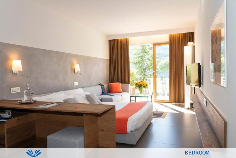 Junior Suite with Partial Lake View image 1