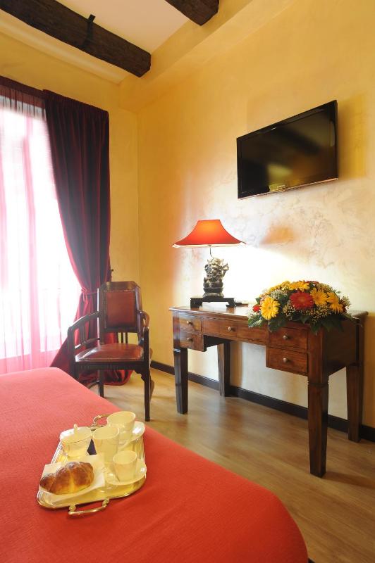 Double Room image 3