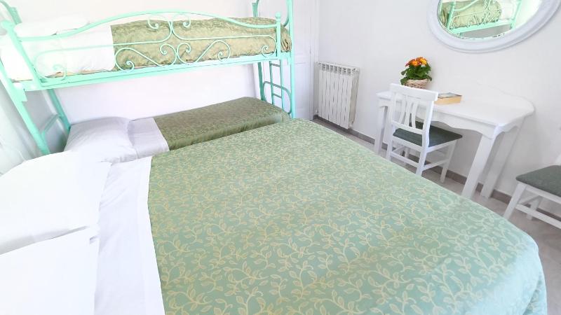 Quadruple Room image 4