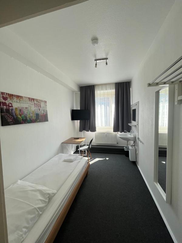 Single Room with Shared Bathroom image 3