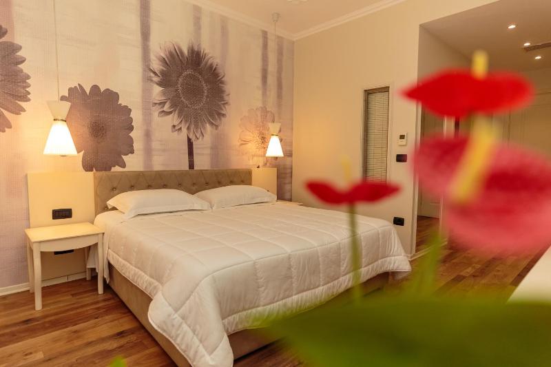 Double Room with Balcony image 4