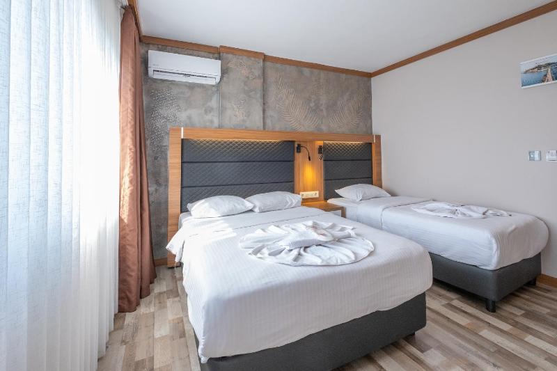 Standard Twin Room with Sea View image 3