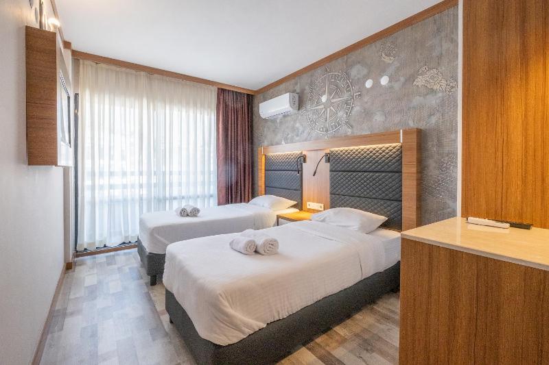 Standard Twin Room with Sea View image 1