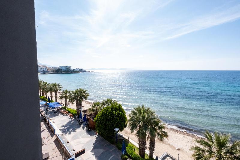Double Room with Sea View image 4