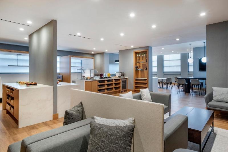 Club level, Suite, 1 King, Sofa bed, High floor image 2