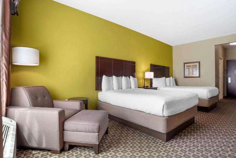Queen Room with Two Queen Beds - Non-Smoking image 4
