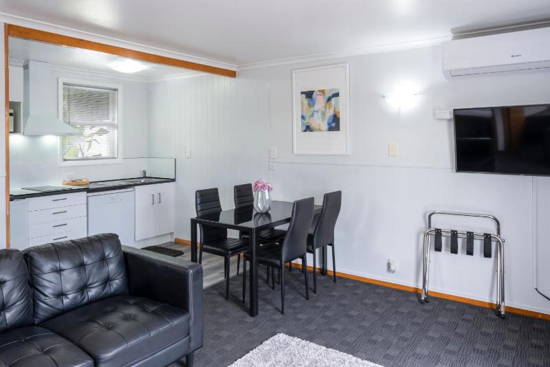 Dunrovin Motel - image 41