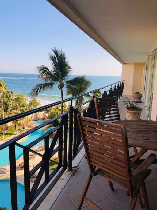 Condominio en Ixtapa frente a la playa Images