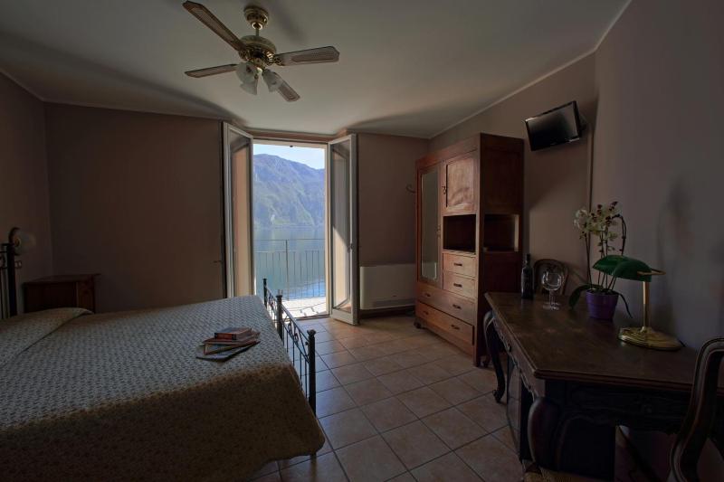 Standard Double Room with Lake View image 2