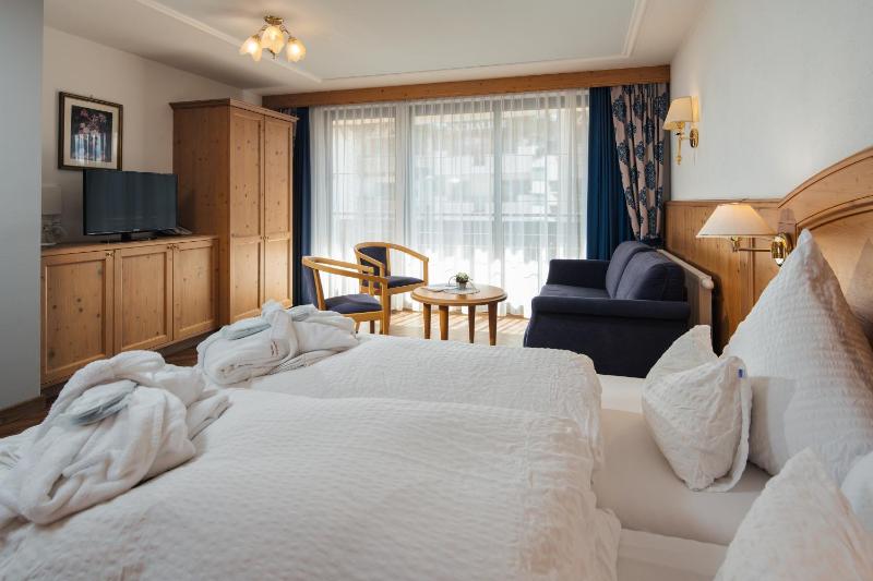 Double Room with Balcony image 4