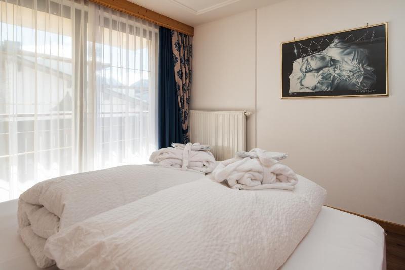 Junior Suite with Balcony image 4