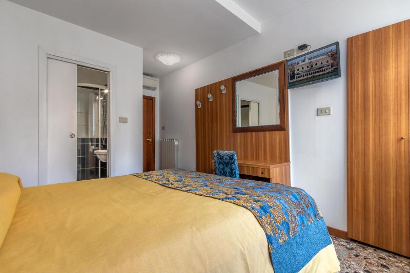 Standard Double Room image 4