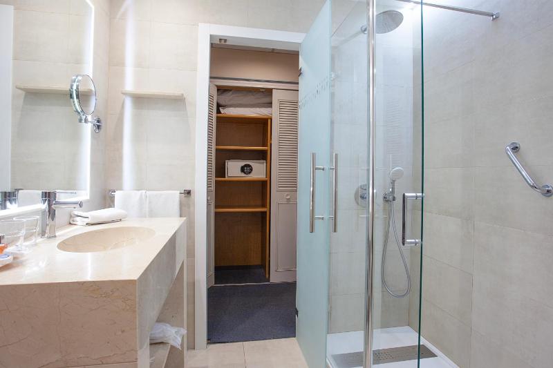 Studio (2 Adults) image 3