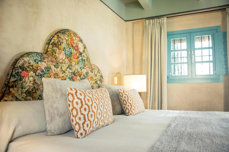 Deluxe Double or Twin Room image 3