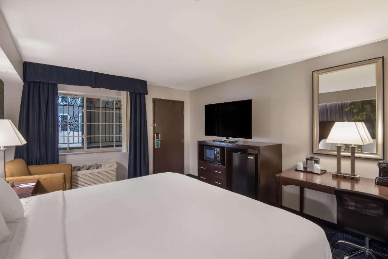 King Room - Non-Smoking image 3