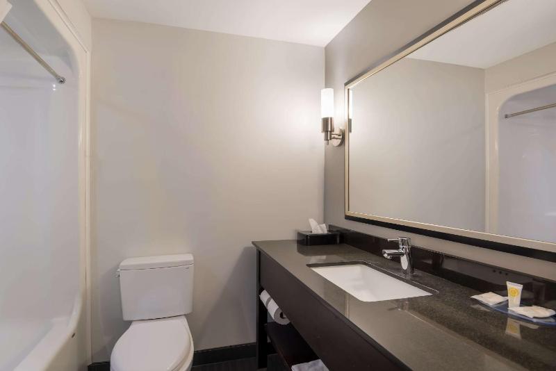Queen Room - Non-Smoking image 1