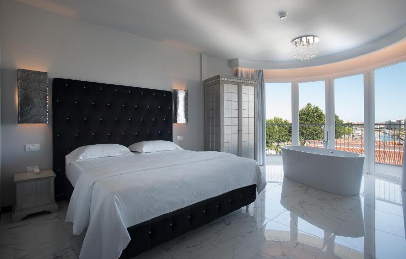Romantic Room image 4