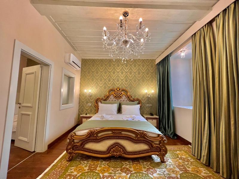 Deluxe Family Room image 3