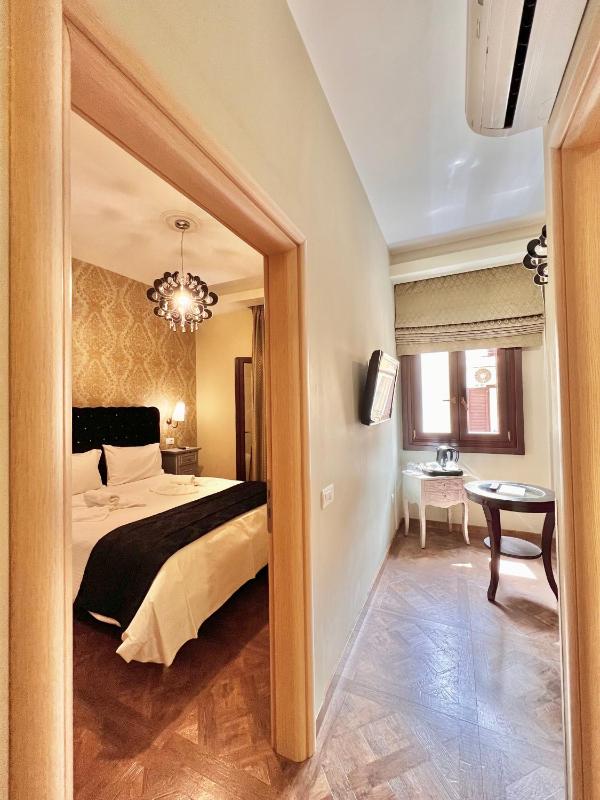 Superior Double Room image 4