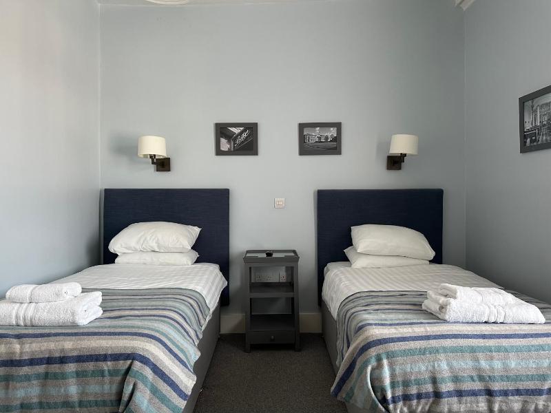 Superior Twin Room image 4