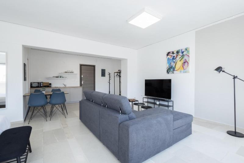 Hip And Fun Apt B - image 9