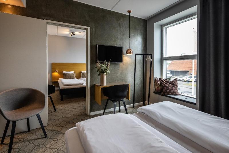 Two Connecting Double Rooms image 1