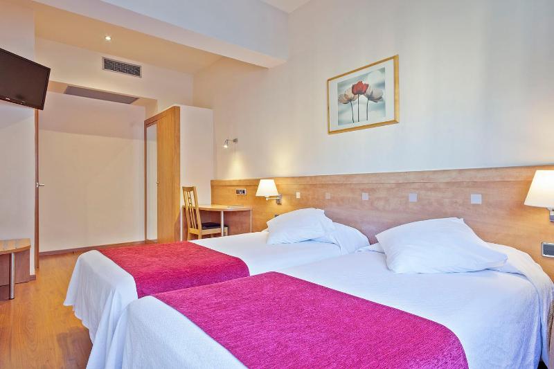 Quadruple Room image 3