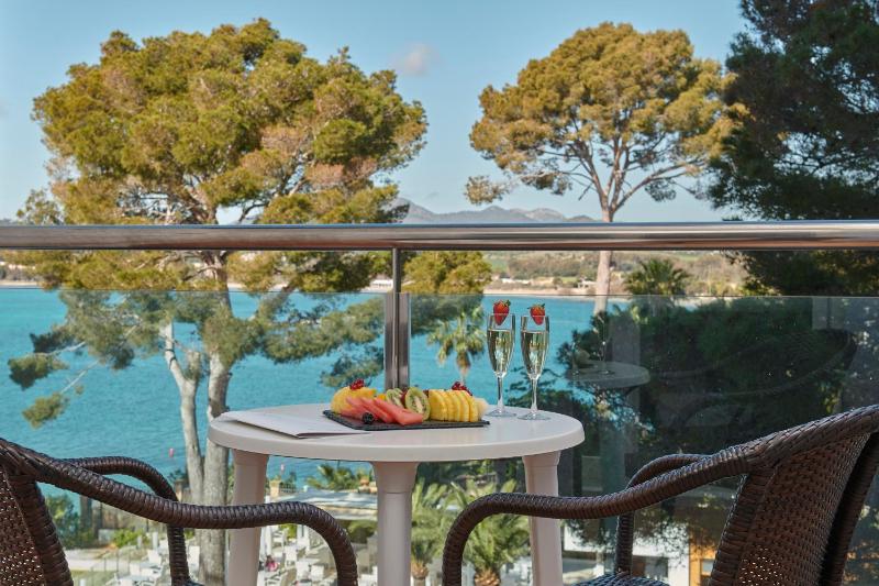 Double Room with Sea View image 2