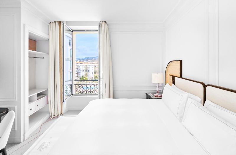 One-Bedroom Suite with Garden View and Sofa Bed image 4