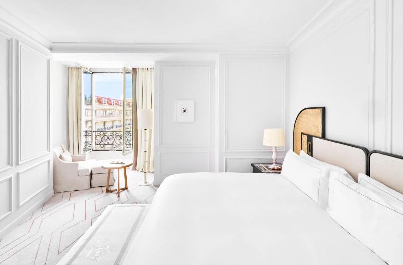 Premium King Room with Garden View image 3
