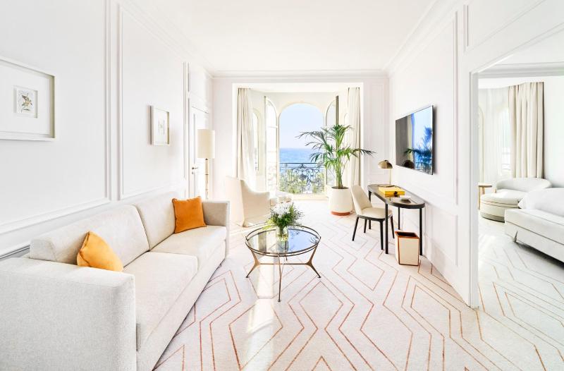 One-Bedroom Suite with Sea View image 1