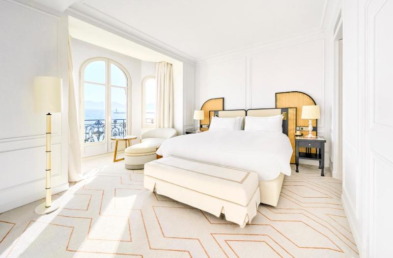 One-Bedroom Suite with Sea View image 4