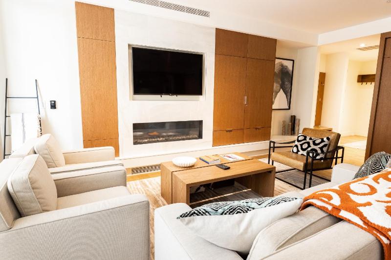 Mountain Modern 3 Bedroom Deluxe Condo Sleeps 10 - image 15
