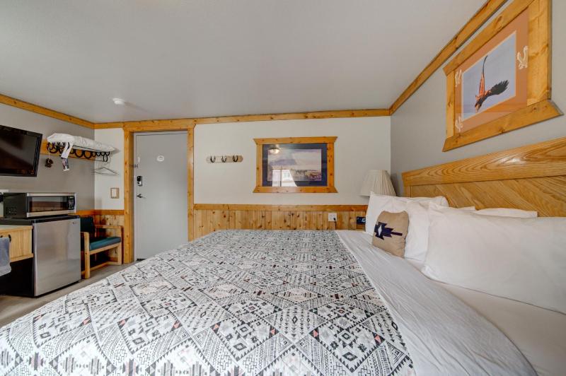 Superior King Room image 3