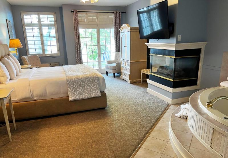 King Room with Lake View image 4