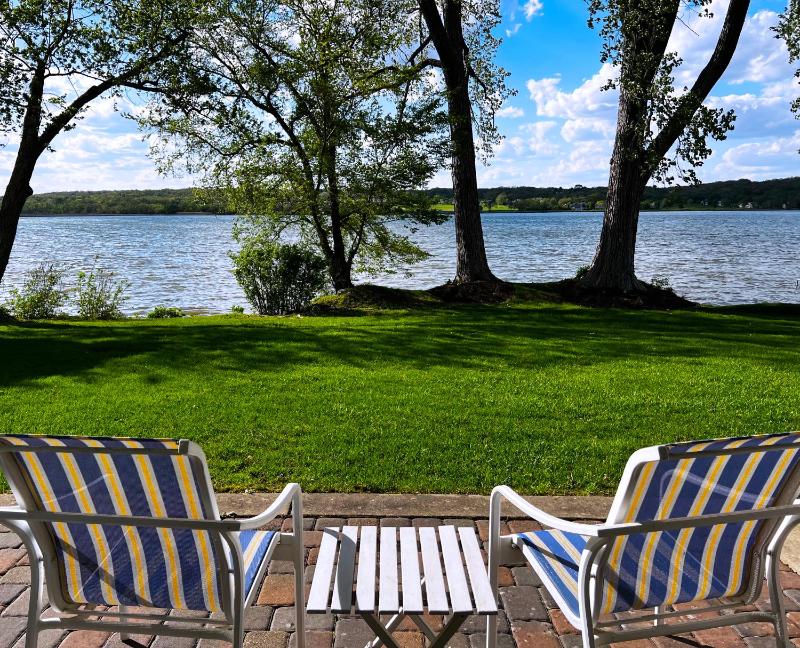 King Room with Lake View image 3