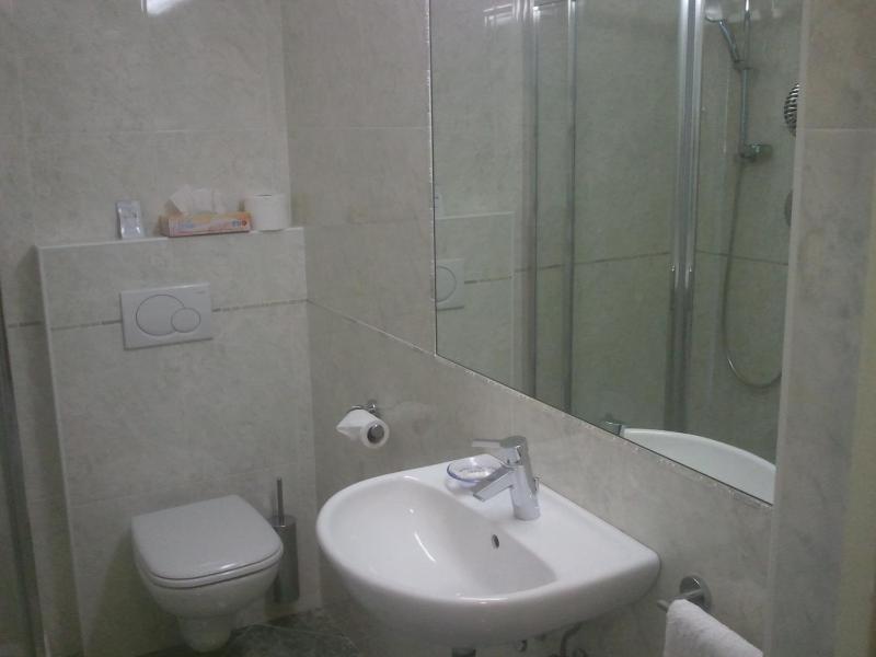 Triple Room with Balcony image 4