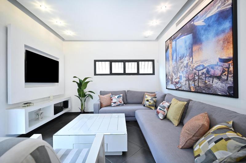Central 3-BR with Terrace in Dizengoff - image 1