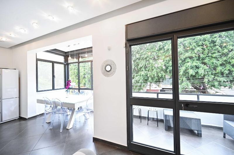 Central 3-BR with Terrace in Dizengoff - image 7