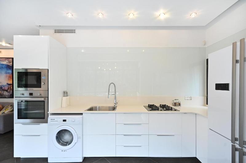 Central 3-BR with Terrace in Dizengoff - image 13