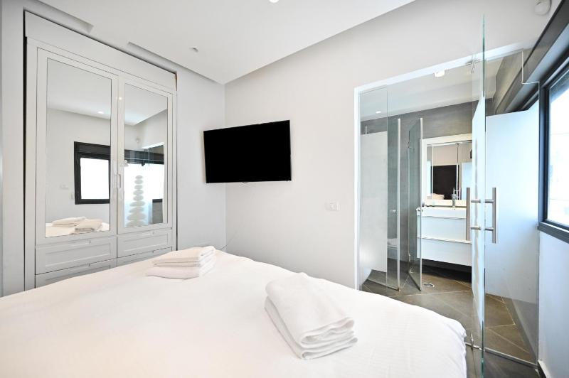 Central 3-BR with Terrace in Dizengoff - image 8