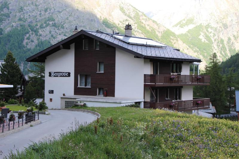 Apartment with Mountain View image 2