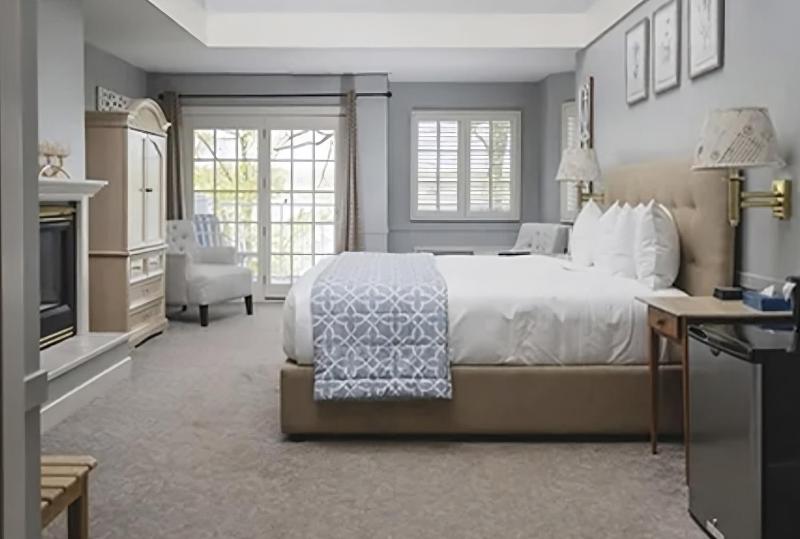 King Room Loft with Lake View image 1
