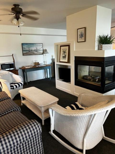 King Room Cottage with Lake View image 4