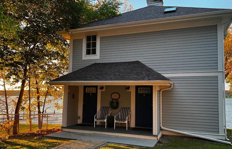 King Room Cottage with Lake View image 2