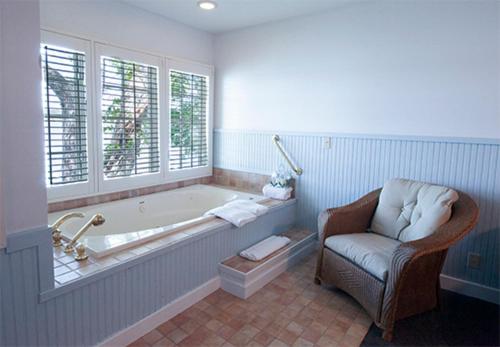 King Room Cottage with Lake View image 3