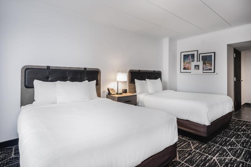 Queen Room with Two Queen Beds - Hearing Accessible/Non-Smoking image 2