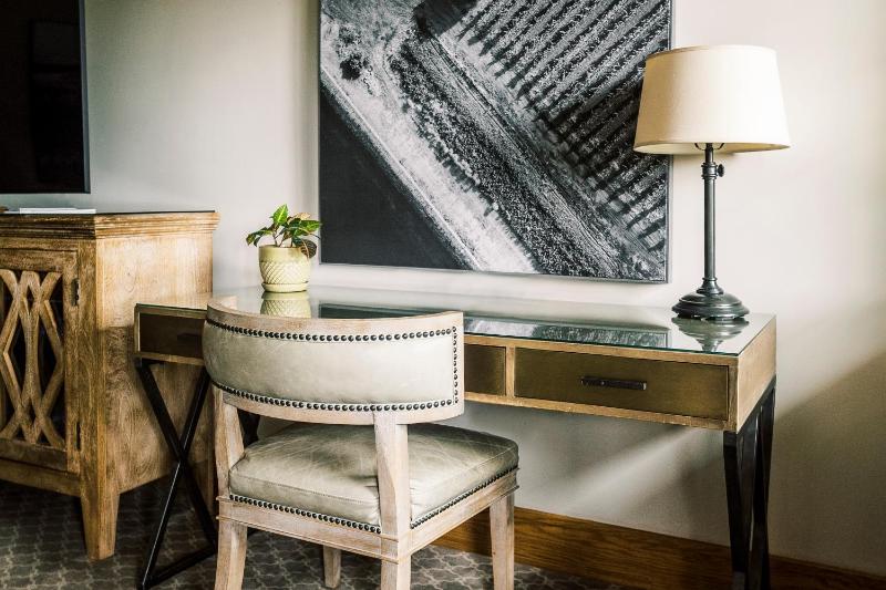Standard King Room image 4